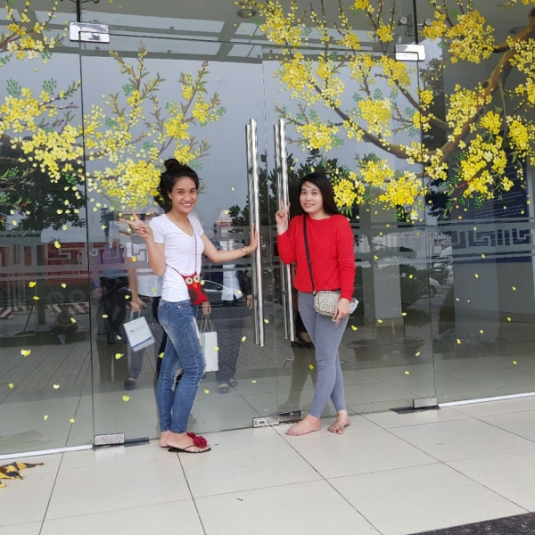 Vẽ tranh trên kính cảng sài gòn