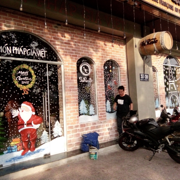 Vẽ trang trí noel trên kính giá rẻ nhà hàng phường tân Định quận 1
