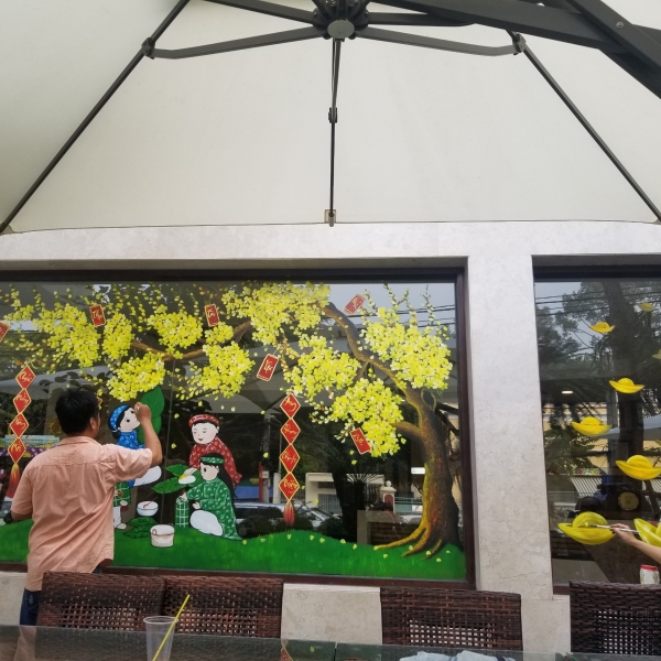 Vẽ trang trí tết trên kính cho nhà hàng , khách sạn , quán ăn ở tphcm