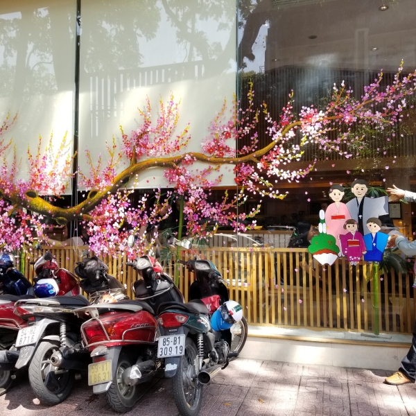 Vẽ trang trí tết trên kính cho nhà hàng , quán ăn , doanh nghiệp.