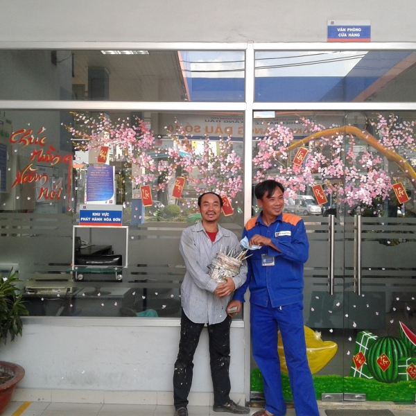 Vẽ trang trí tết trên kính cty xăng dầu petro quận 11