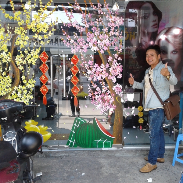 Vẽ trang trí tết trên kính lê văn lương q7