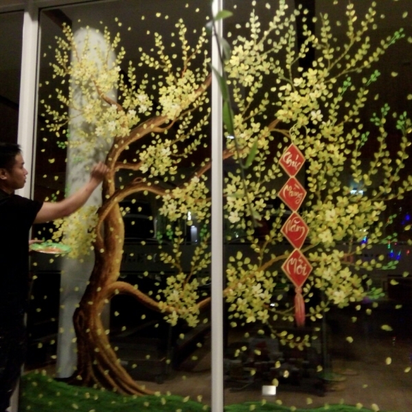 Vẽ trang trí tết trên kính quận 2