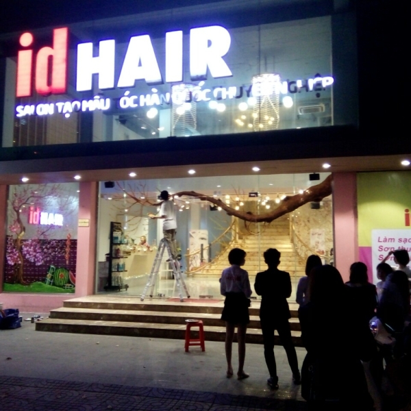 Vẽ trang trí tết trên kính salon tóc idHAIR quận 3