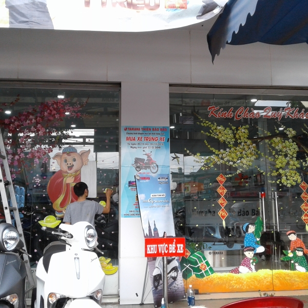Vẽ trang trí tết trên kính xuân kỷ hợi 2019 