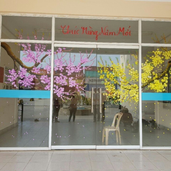 Vẽ trang trí tết trên kính cảng phú hữu sài gòn