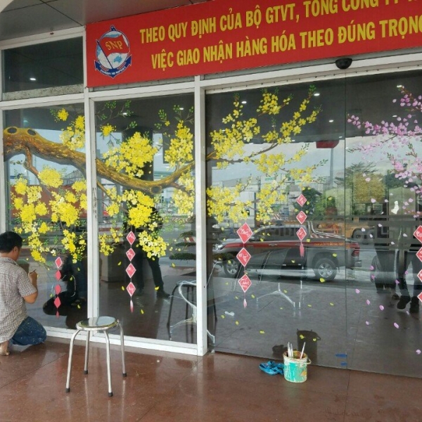 Vẽ tranh trang trí trên cửa kinh