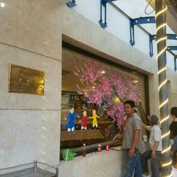 vẽ tranh trên kính khách sạn 3 sao quận 1